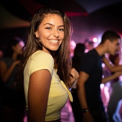vrouw tijdens uitgaan Foto in un ambiente non professionale
