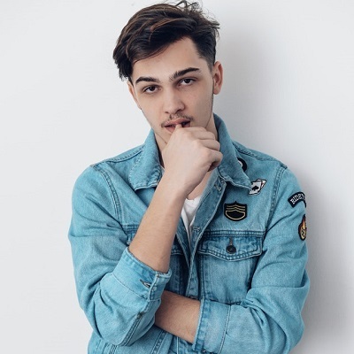 onnatuurlijk poseren man Posa innaturale o seducente